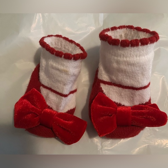 Newborn Baby Girl Bundle:2 mittens new, 1 cap new, 5 pair of socks 5 new, 2 used - Picture 8 of 10